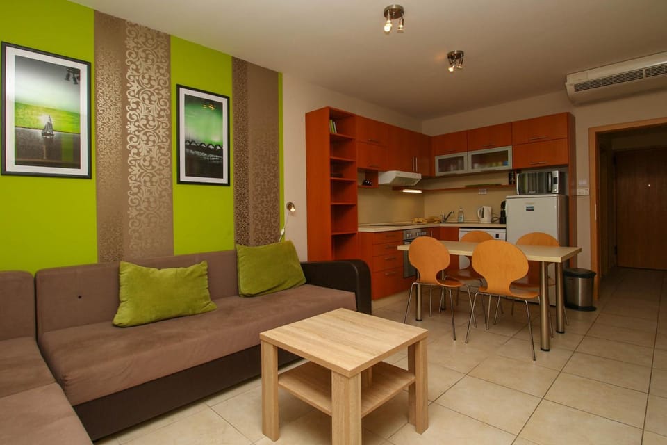 Kitchen or kitchenette, Living room