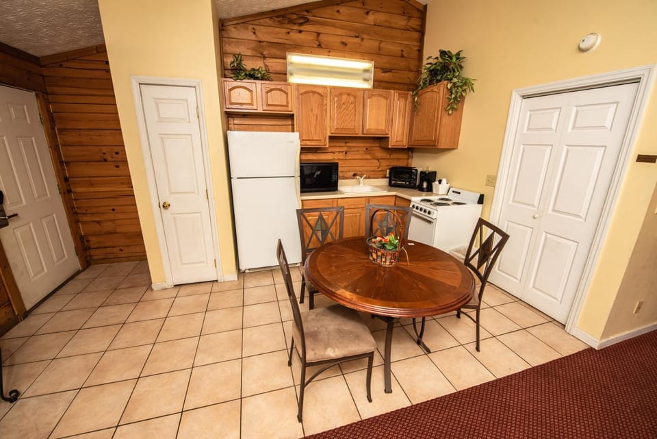 Cabin Close to parkway rd with River View Cabin in Pigeon Forge
