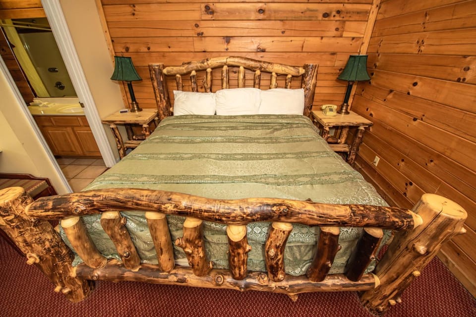 Cabin Close to parkway rd with River View Cabin in Pigeon Forge