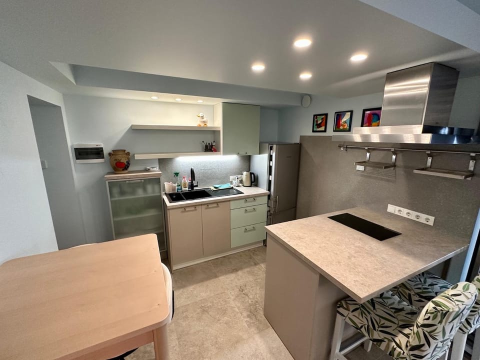 Kitchen or kitchenette, pet friendly, stove