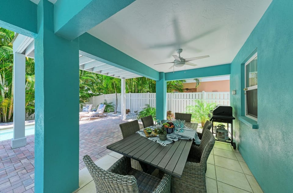 Crosswind Cottage managed by Beach Retreats House in Holmes Beach