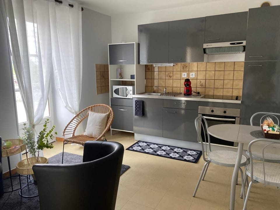Kitchen or kitchenette, oven, stove