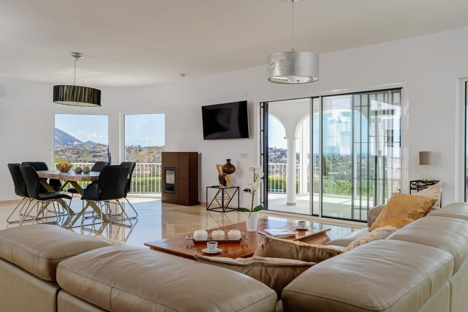 Communal lounge/ TV room, TV and multimedia, Living room, Seating area, Dining area, Evening entertainment, fireplace