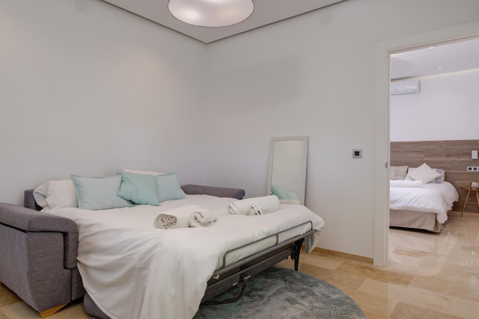 Bed, Living room, Photo of the whole room, Seating area, Bedroom, towels