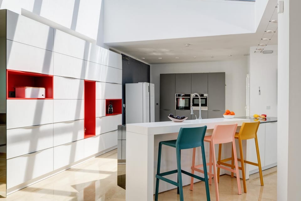 Coffee/tea facilities, Kitchen or kitchenette, Dining area, oven