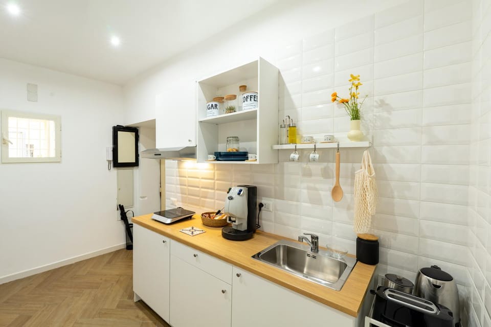 Coffee/tea facilities, Kitchen or kitchenette, stove, toaster