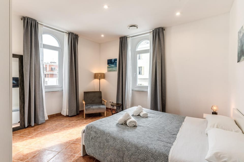 Bed, Photo of the whole room, Bedroom, towels
