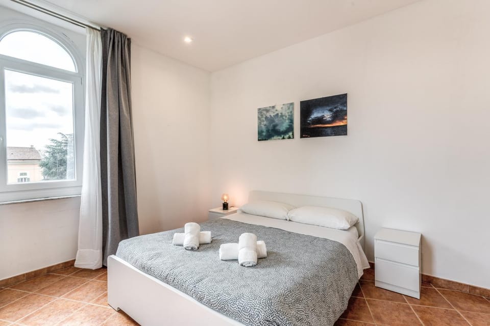 Bed, Photo of the whole room, Bedroom, towels