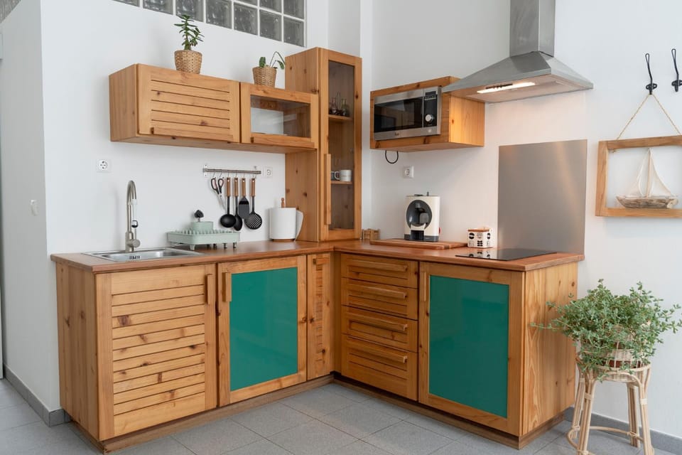 Kitchen or kitchenette, minibar, stove
