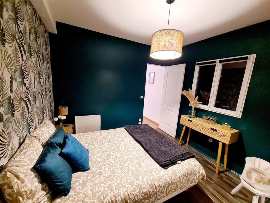 Bed, Photo of the whole room, Bedroom