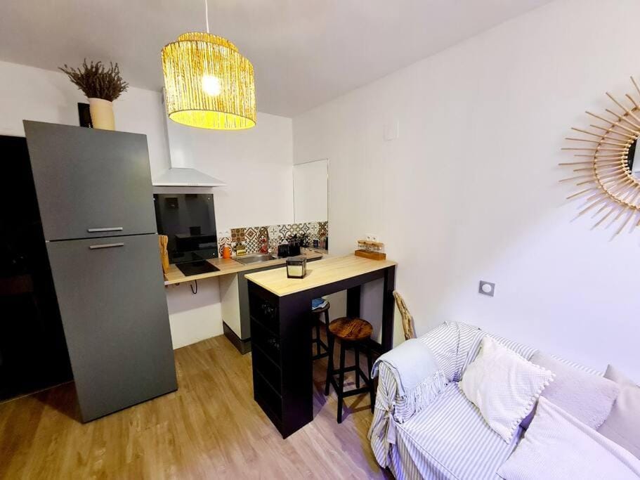 Kitchen or kitchenette, Dining area, minibar