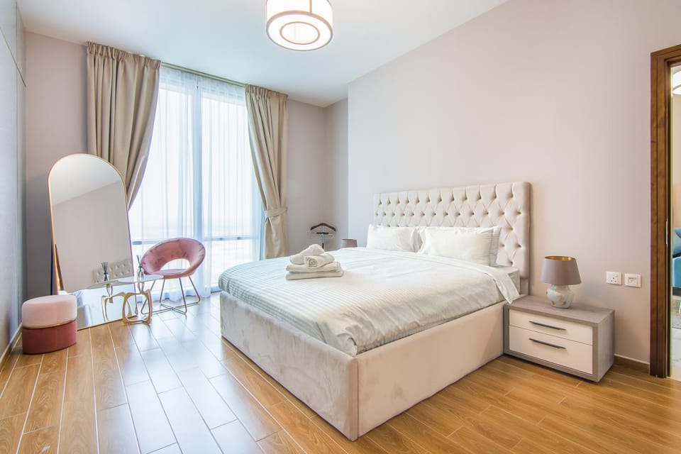 Bed, Living room, Photo of the whole room, Seating area, Bedroom
