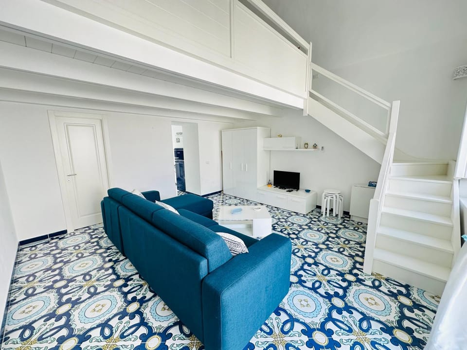 Bed, TV and multimedia, Living room, Decorative detail, Seating area