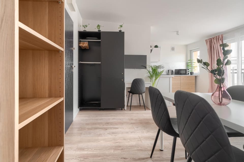 Kitchen or kitchenette, Living room, Seating area, Dining area