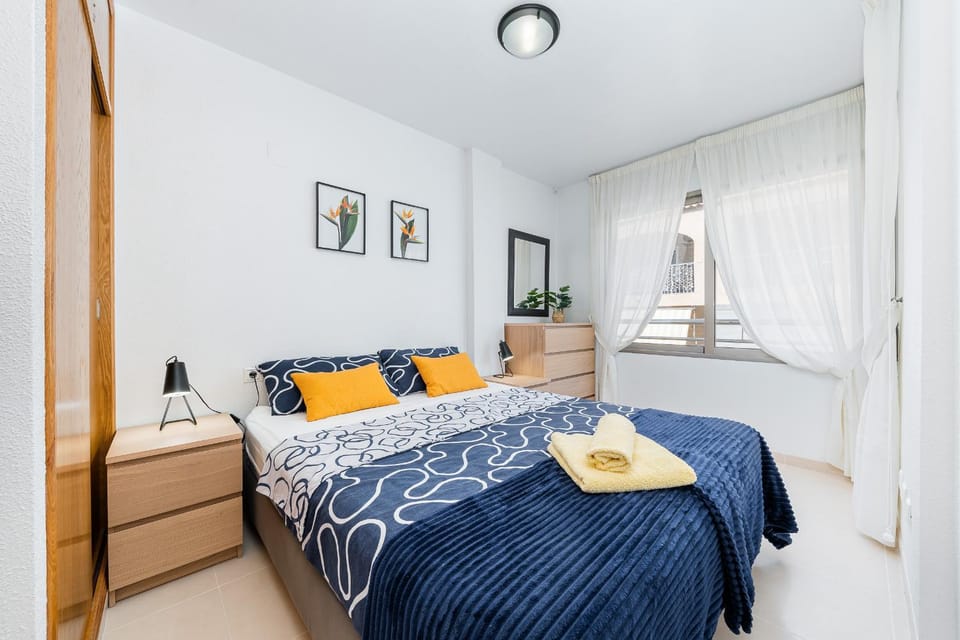 Bed, Photo of the whole room, Seating area, Bedroom, towels
