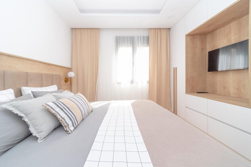 Bed, TV and multimedia, Bedroom