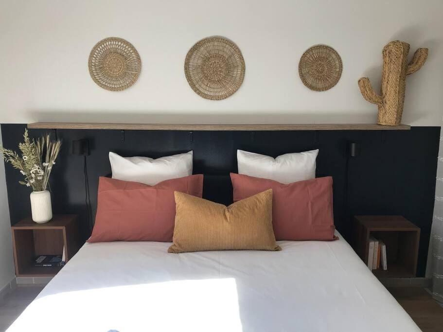 Bed, Photo of the whole room, Bedroom