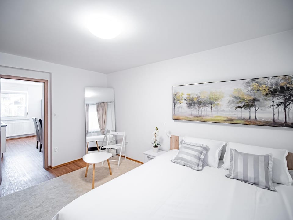 Bed, Seating area, Bedroom