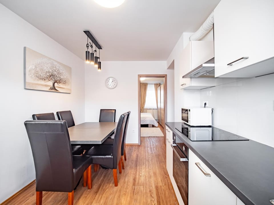 Kitchen or kitchenette, Seating area