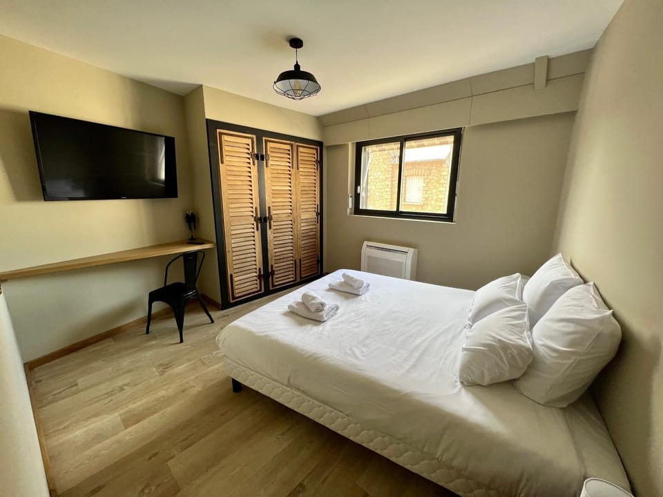 Bed, TV and multimedia, Photo of the whole room, Bedroom, towels, wardrobe, air conditioner
