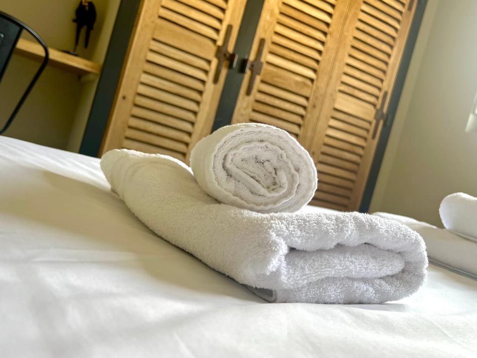 Bed, Bedroom, towels
