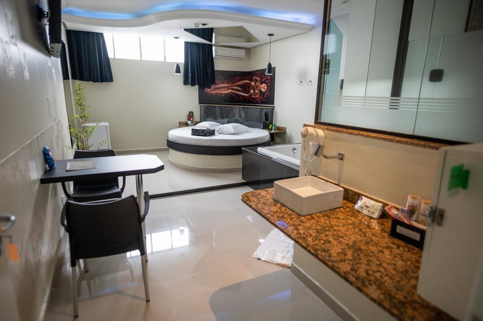 Bed, TV and multimedia, Bedroom