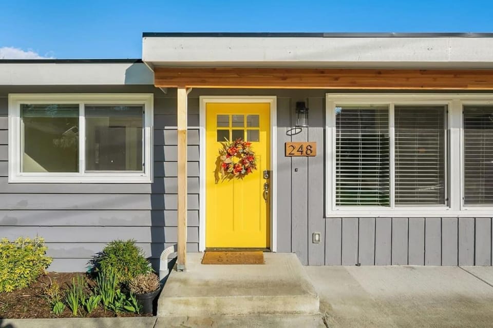 Bellevue DT House Yellow Door Billiard Gym House in Bellevue