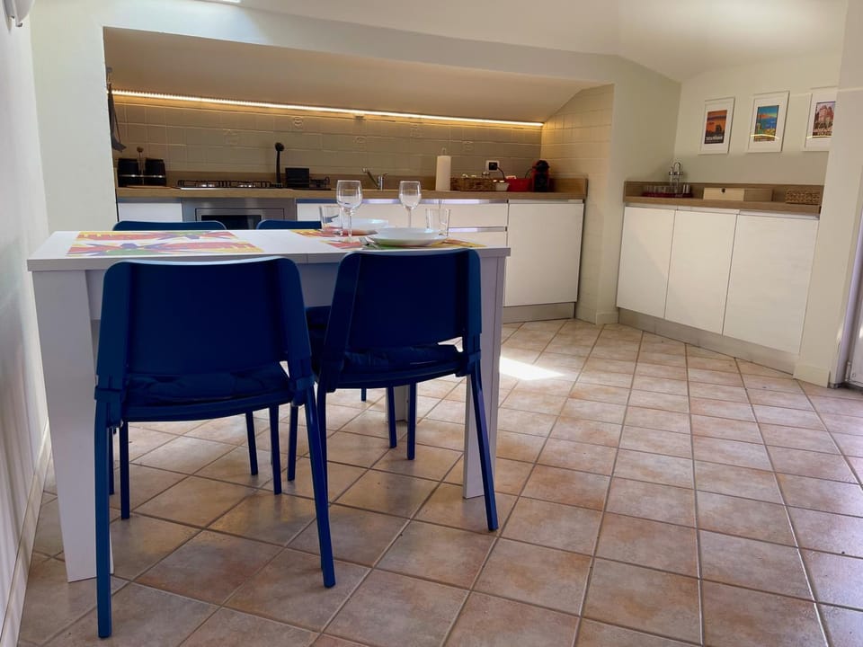 Kitchen or kitchenette, Dining area, minibar, stove