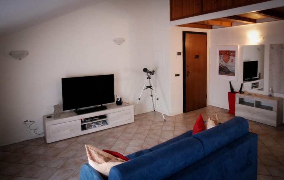 Facade/entrance, TV and multimedia, Seating area, internet