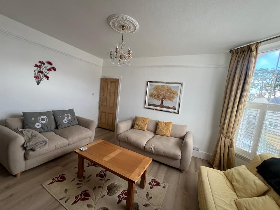 Spacious first floor family flat, Sea view Apartment in Torquay