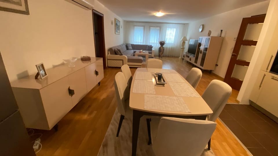 Kitchen or kitchenette, Living room, Seating area, Dining area, hair dresser