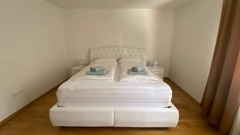 Bed, Bedroom, towels