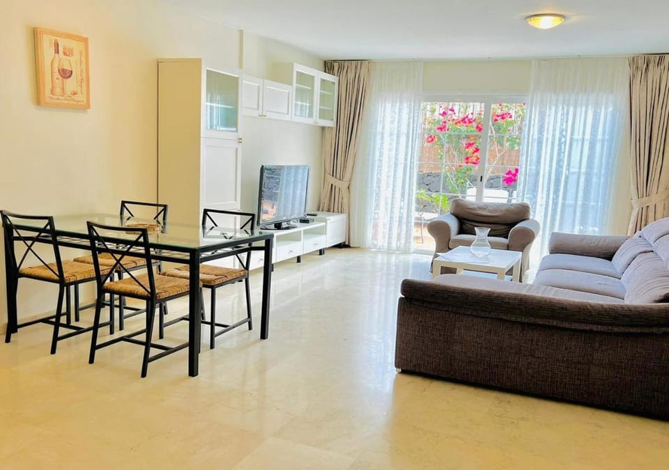 Communal lounge/ TV room, TV and multimedia, Living room, Seating area, Dining area