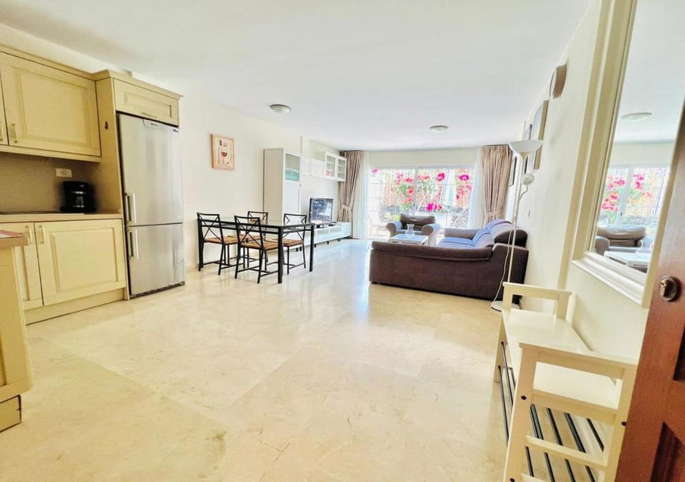 Dining area, kitchen