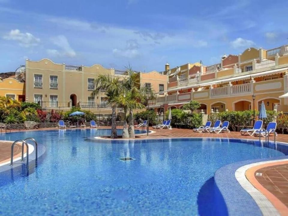 Property building, Day, Pool view, Swimming pool, sunbed