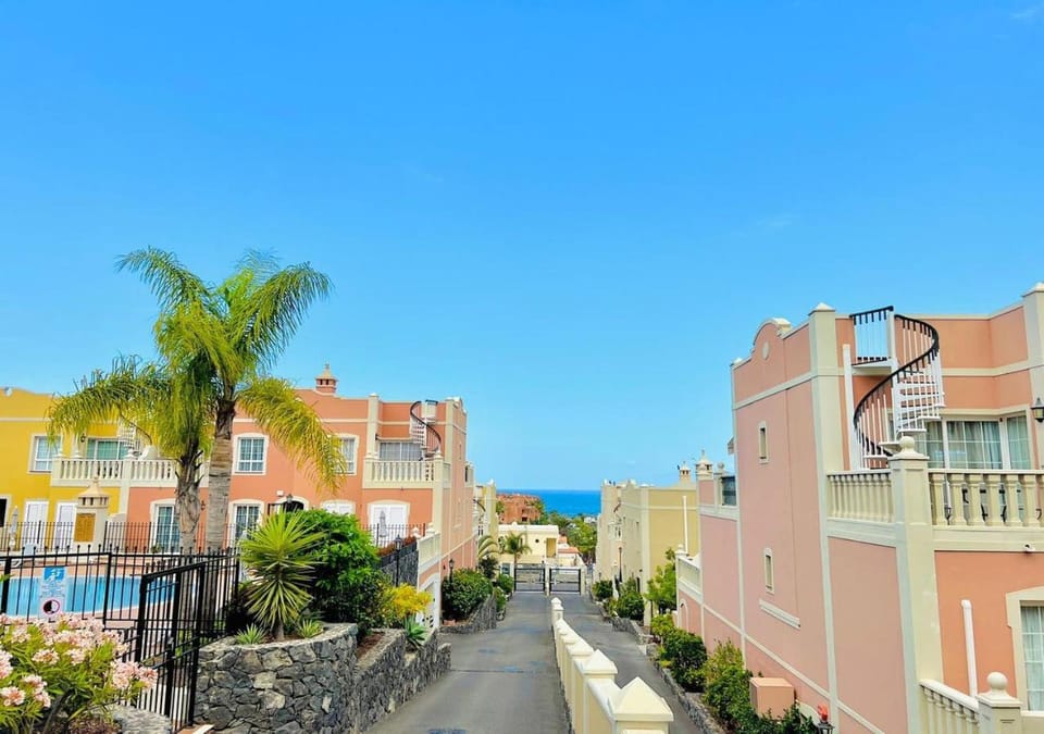 Property building, Day, Neighbourhood, Natural landscape, City view, Sea view, Street view, Swimming pool