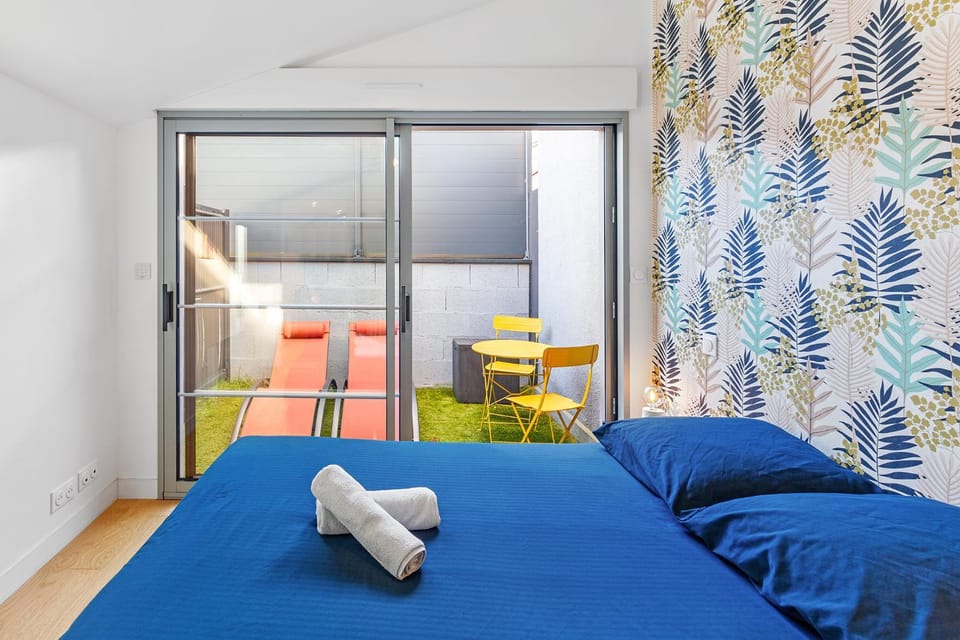 Bed, Photo of the whole room, Bedroom, towels
