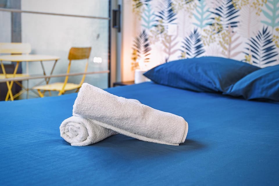 Bed, towels