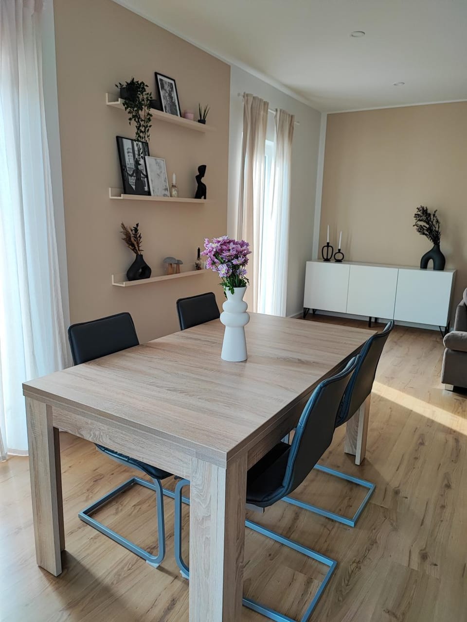Living room, Seating area, Dining area, hair dresser