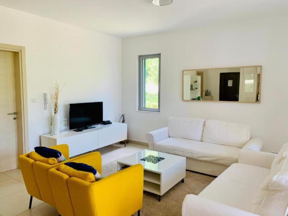 Property building, Communal lounge/ TV room, TV and multimedia, Living room, Seating area, Evening entertainment, internet