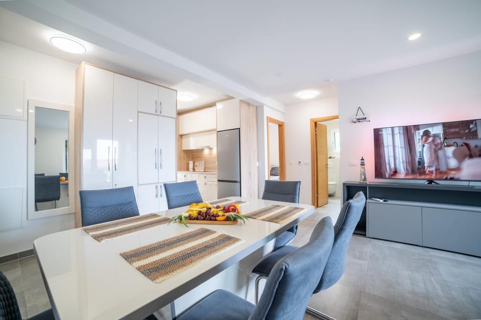 TV and multimedia, Kitchen or kitchenette, Living room, Seating area, Dining area