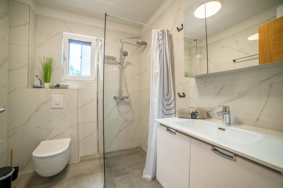 Shower, Toilet, Bathroom, towels