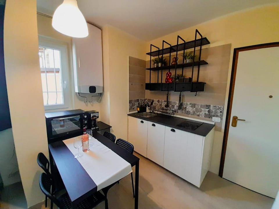 Kitchen or kitchenette, Dining area