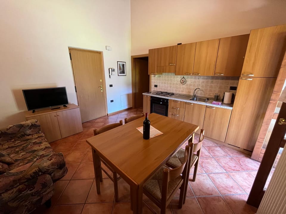 Communal lounge/ TV room, Kitchen or kitchenette, Dining area, oven, stove