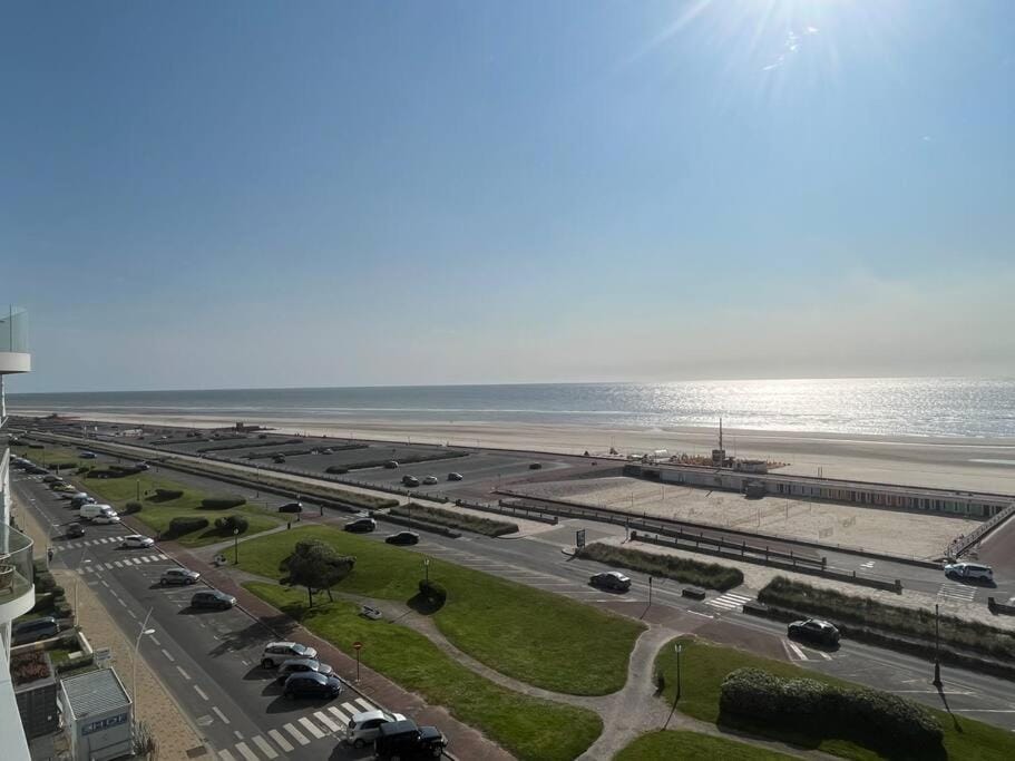 Neighbourhood, Natural landscape, Beach