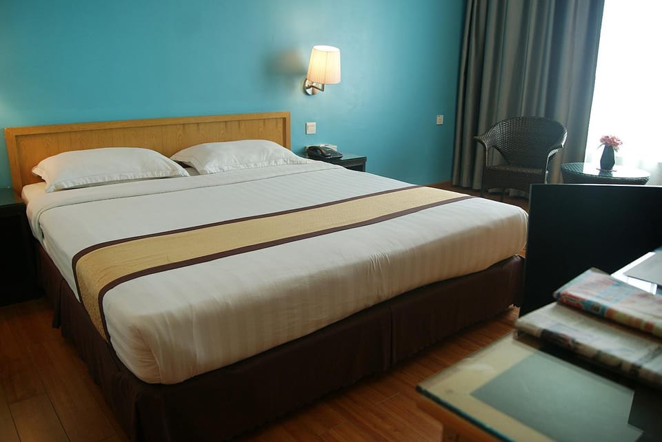 Photo of the whole room, Bedroom