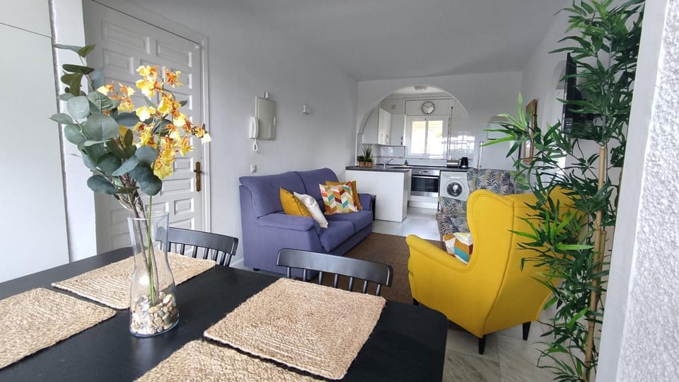 Kitchen or kitchenette, Living room, Seating area, Dining area, minibar, stove, toaster