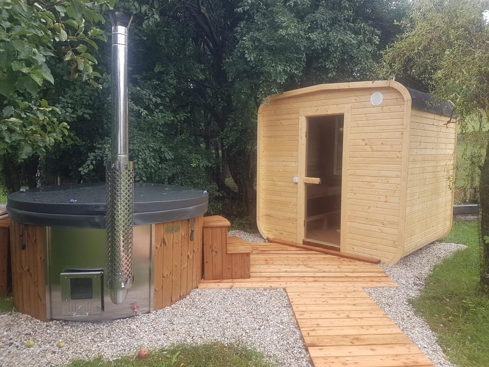 Hot Tub, Sauna