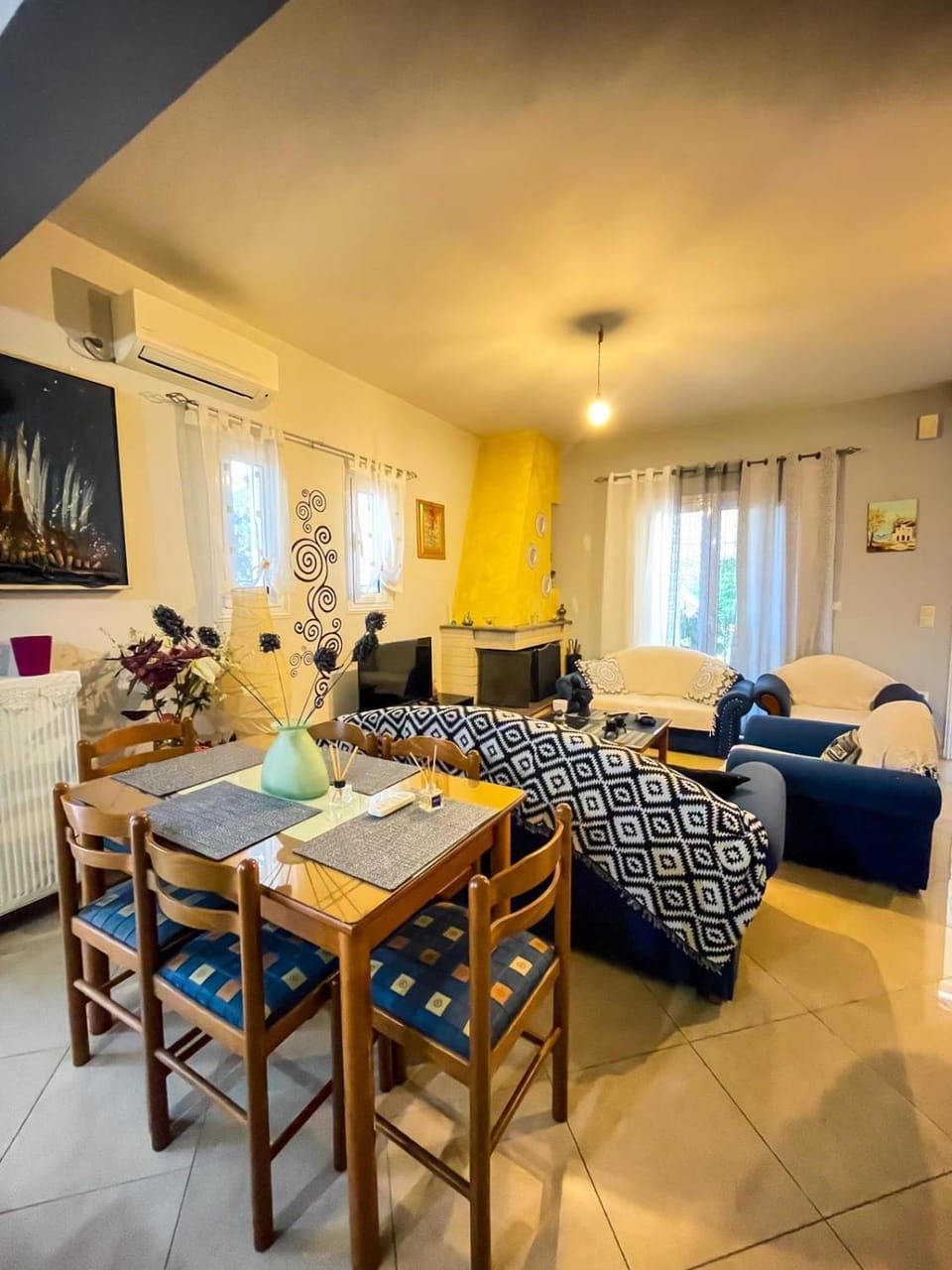 Living room, Dining area