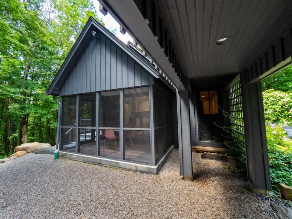 Hupi House - A Peaceful Wooded Lakeside Retreat House in Berkshires